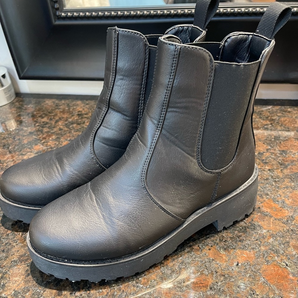 BLACK DIRTY LAUNDRY
MONET PLATFORM CHELSEA BOOT 7.5